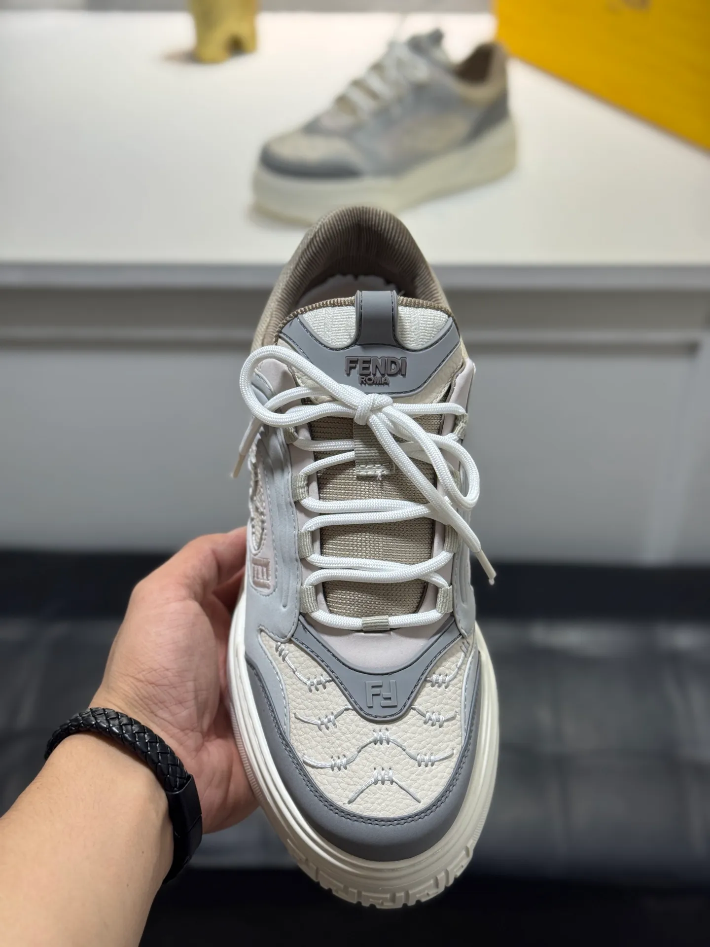 Men's men's shoes 💰560 [New style] 🦥🦥FENDI Fendi high version latest Force series calfskin FF mesh round toe thick sole low-top sports sneakers, these Force lace-up low-top shoes. Made of white full-grain leather and white and brown smooth leather. Padded. Brown FF jacquard and yellow technical fabric details. Lightweight and thick white sole with FF pattern details on the toe and heel ✔️Fabric: Imported first-layer cowhide breathable mesh ✔️Inner lining: Customized breathable mesh ✔️Sole: Open-molded rubber foam material ✔️Sole thickness: 7CM Size: #Men's 38-44 (45 is custom-made and cannot be returned or exchanged
